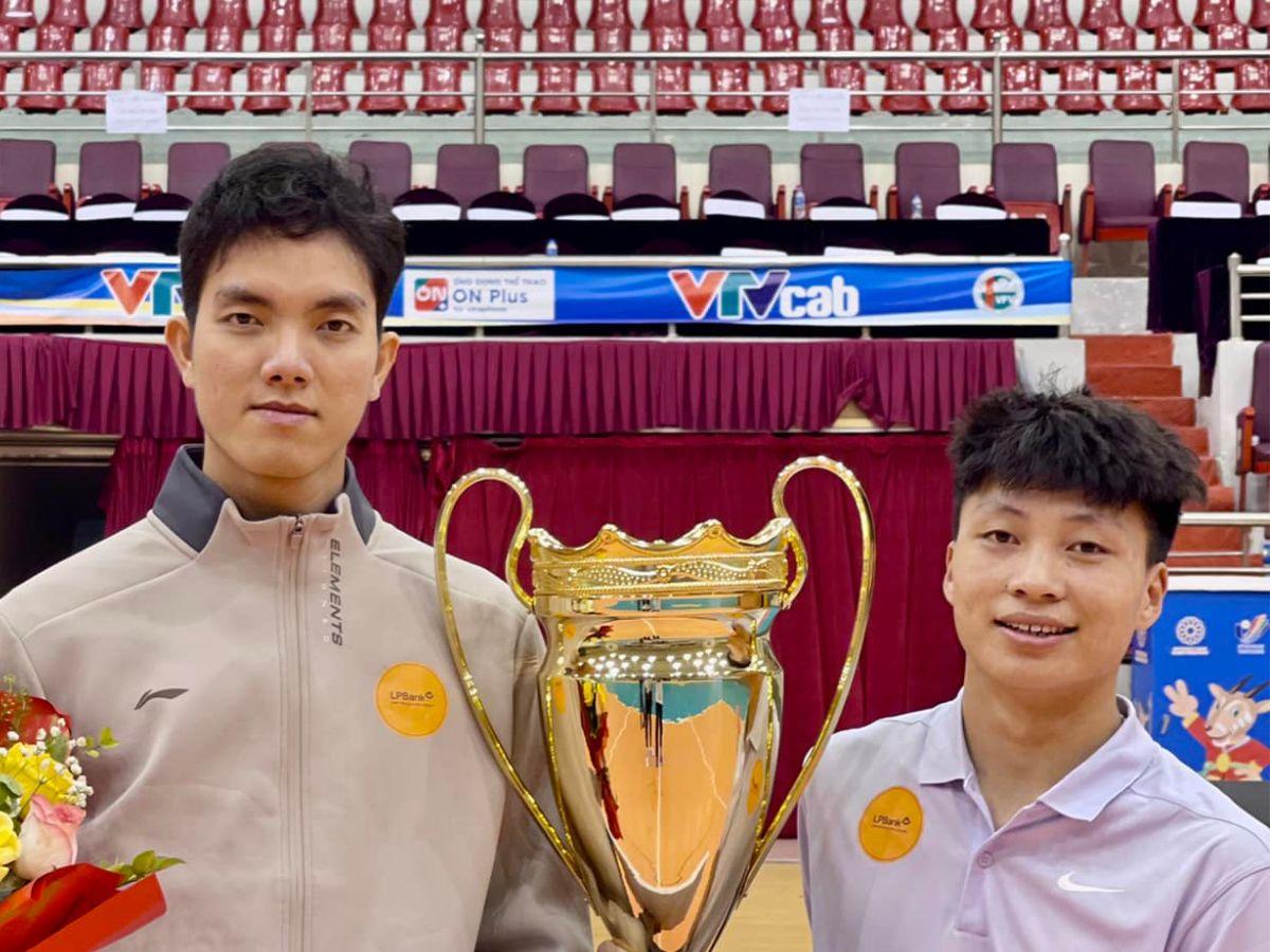 判罚一事更, 排球运动员, 以及同年在 判罚一事更, 排球运动员, 以及同年在